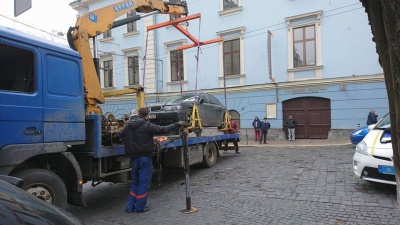 Поліція забрала евакуатором неправильно припарковане авто у центрі Чернівців