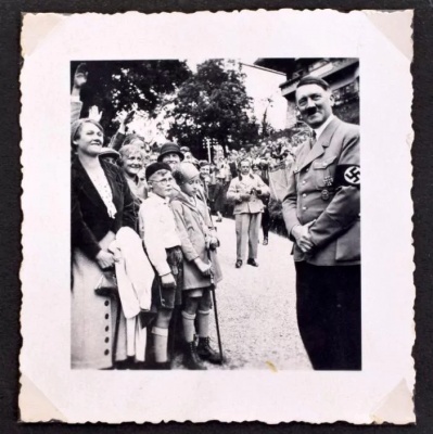 Невідомі раніше фото Гітлера виставлять на аукціоні за 18 тисяч доларів