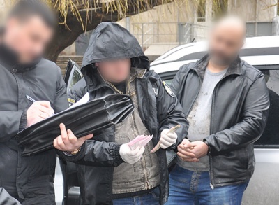 Поліція оприлюднила відео затримання чиновника-хабарника у Чернівцях (ВІДЕО)