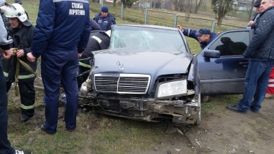 Чергове ДТП на Буковині: "Мерседес" злетів у кювет (ФОТО)