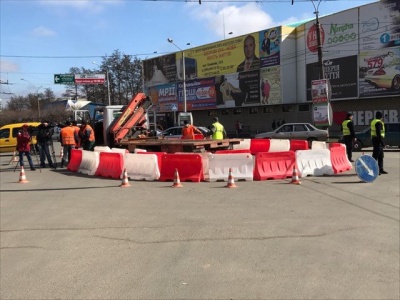 На проспекті у Чернівцях встановлюють мале кільце