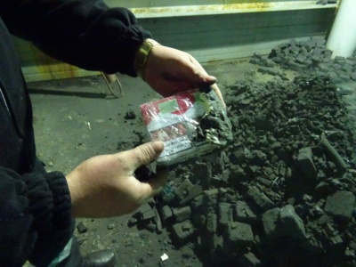 Контрабандисти-винахідники: цигарки маскують під вугілля