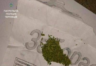 Патрульні затримали чоловіків, які вживали наркотики у центрі Чернівців