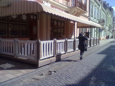У Чернівцях на вулиці Кобилянської з’явилися перші літні майданчики (ФОТО)