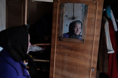 Дітки багатодітної родини, в якої згоріла хата на Буковині,  досі в притулку