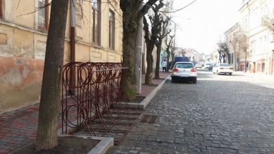 На вулиці Хмельницького у Чернівцях з'явилася велопарковка