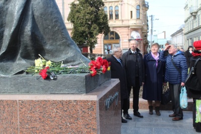 У Чернівцях поклали квіти до пам’ятника Кобилянській