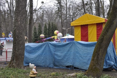До квітня у парку Шевченка у Чернівцях запрацюють усі атракціони (ФОТО)