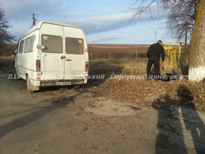 Двоє підлітків на мотоциклі зіткнулися з бусом на Буковині (ФОТО)