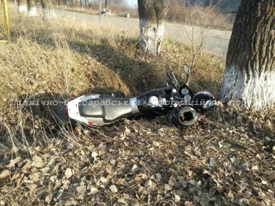 Двоє підлітків на мотоциклі зіткнулися з бусом на Буковині (ФОТО)