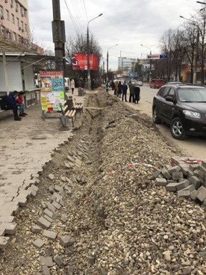 У Чернівцях зруйнували новий тротуар, щоби прокласти кабель (ФОТО)