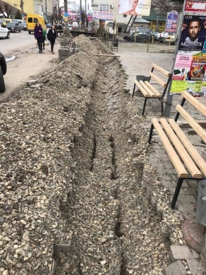 У Чернівцях зруйнували новий тротуар, щоби прокласти кабель (ФОТО)