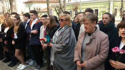 Загиблому герою з Чернівців Леоніду Петихачному встановили пам’ятну дошку в рідній школі (ФОТО)