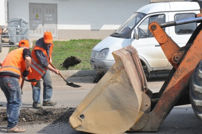 Комунальники вже ремонтують дороги в Чернівцях (ФОТО)