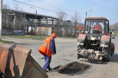 Комунальники вже ремонтують дороги в Чернівцях (ФОТО)