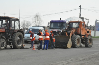 Комунальники вже ремонтують дороги в Чернівцях (ФОТО)