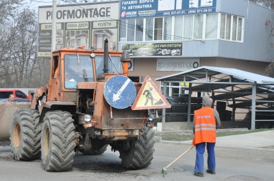 Комунальники вже ремонтують дороги в Чернівцях (ФОТО)