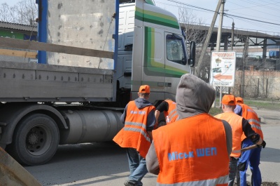 Комунальники вже ремонтують дороги в Чернівцях (ФОТО)