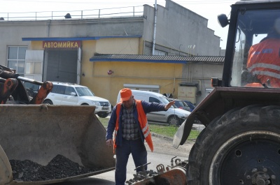 Комунальники вже ремонтують дороги в Чернівцях (ФОТО)