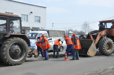 Комунальники вже ремонтують дороги в Чернівцях (ФОТО)