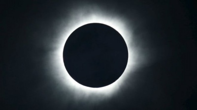 Цей день в історії:перше фото сонячного затемнення та найбільш тривалий поцілунок у світі 