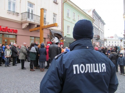 У центрі Чернівців віряни пройшли Хресною ходою (ФОТО)