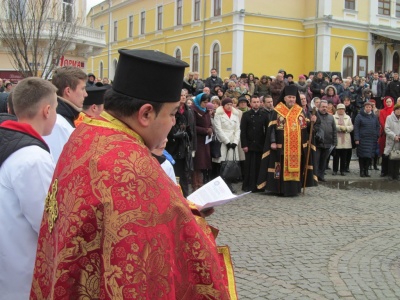 У центрі Чернівців віряни пройшли Хресною ходою (ФОТО)