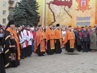 У центрі Чернівців віряни пройшли Хресною ходою (ФОТО)