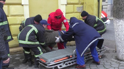 Рятувальники у Чернівцях знімали чоловіка з огорожі школи (ВІДЕО)