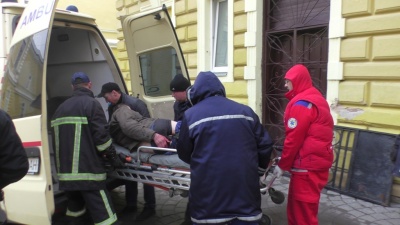 Рятувальники у Чернівцях знімали чоловіка з огорожі школи (ВІДЕО)