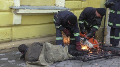 Рятувальники у Чернівцях знімали чоловіка з огорожі школи (ВІДЕО)