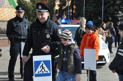 Патрульні навчали маленьких чернівчан дотримуватися правил дорожнього руху (ФОТО)