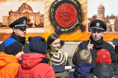 Патрульні навчали маленьких чернівчан дотримуватися правил дорожнього руху (ФОТО)