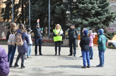 Патрульні навчали маленьких чернівчан дотримуватися правил дорожнього руху (ФОТО)