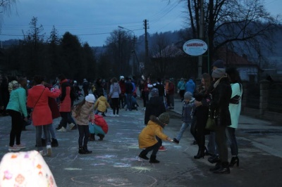 У Вижниці дітей вчили з лампочок робити сувеніри