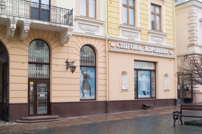 Чому Миколаїв – не Чернівці: порівняли вивіски магазинів у двох містах