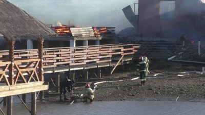 На Буковині через спалювання сухої трави вщент згорів ресторан (ФОТО)