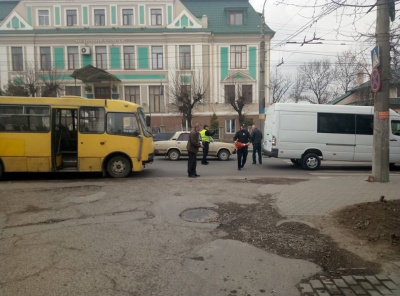 У Чернівцях маршрутка зіткнулася з бусом