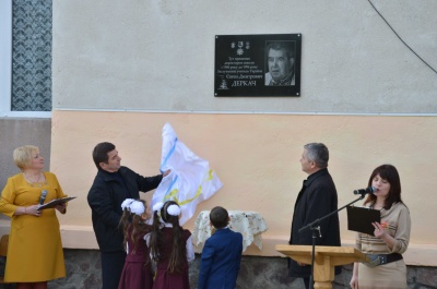 На Буковині відкрили меморіальну дошку директору школи