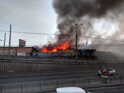 У Києві поблизу Петрівки загорілися склади