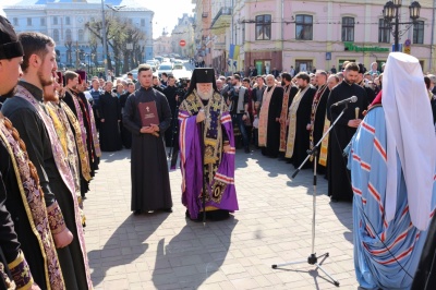 У центрі Чернівців молилися за мир і перемогу над агресором (ФОТО)