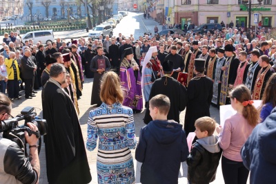 У центрі Чернівців молилися за мир і перемогу над агресором (ФОТО)