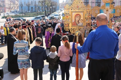 У центрі Чернівців молилися за мир і перемогу над агресором (ФОТО)