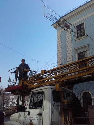 Біля ратуші у Чернівцях встановили новий світлофор