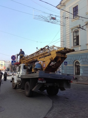 Біля ратуші у Чернівцях встановили новий світлофор