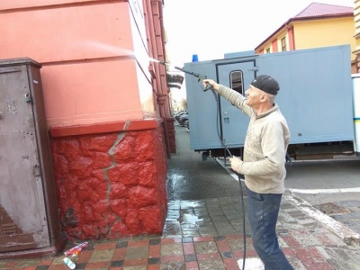 У Чернівцях до Пасхи поліцію «відмили» зі шланга (ФОТО)