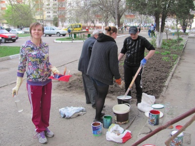 Мешканці чернівецької багатоповерхівки прибрали свій двір (ФОТО)