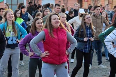 Сотні людей взяли участь у ранковій зарядці в центрі Чернівців