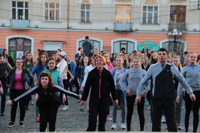 Сотні людей взяли участь у ранковій зарядці в центрі Чернівців