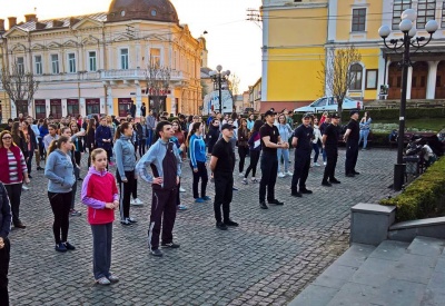 Сотні людей взяли участь у ранковій зарядці в центрі Чернівців